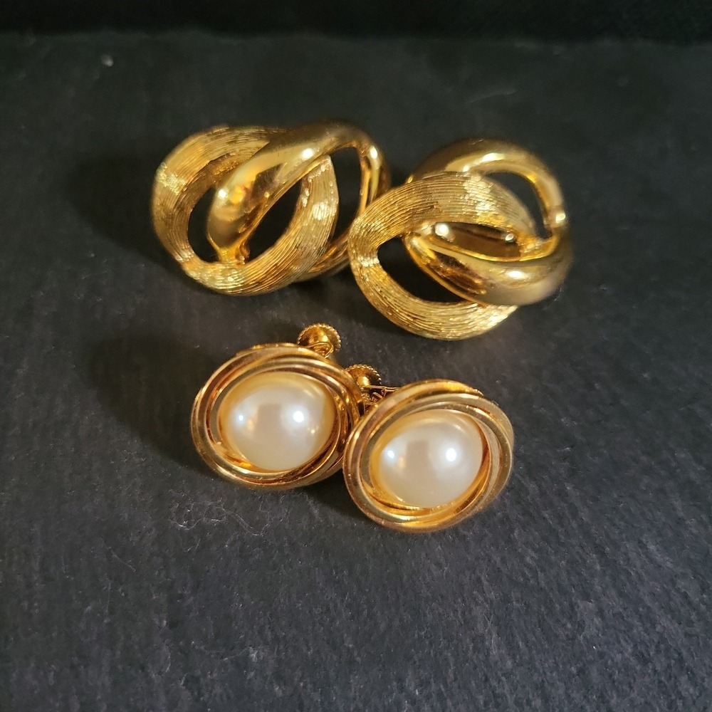 Napier Gold‎ Tone Knot and Faux Pearl Clip On Earring Set OS Old Money 80s